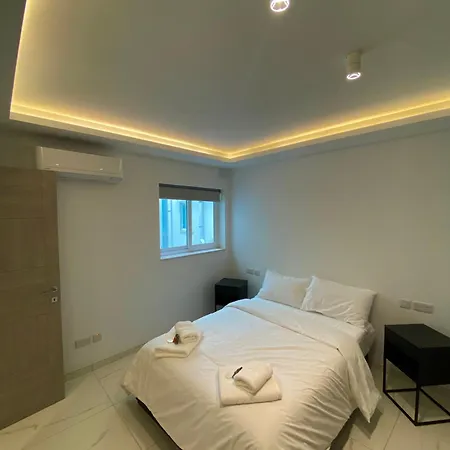 Tigné Three Bedrooms Appartement Sliema