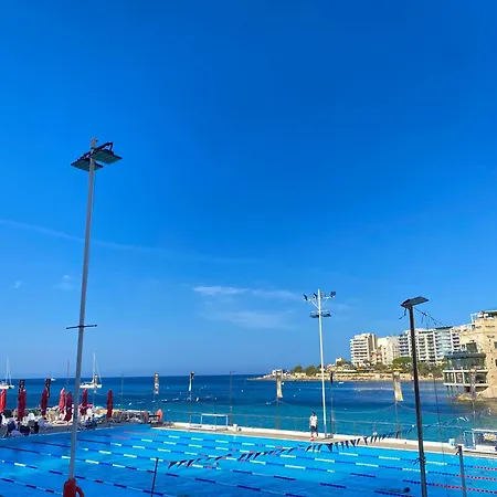 Tigné Three Bedrooms Appartement Sliema